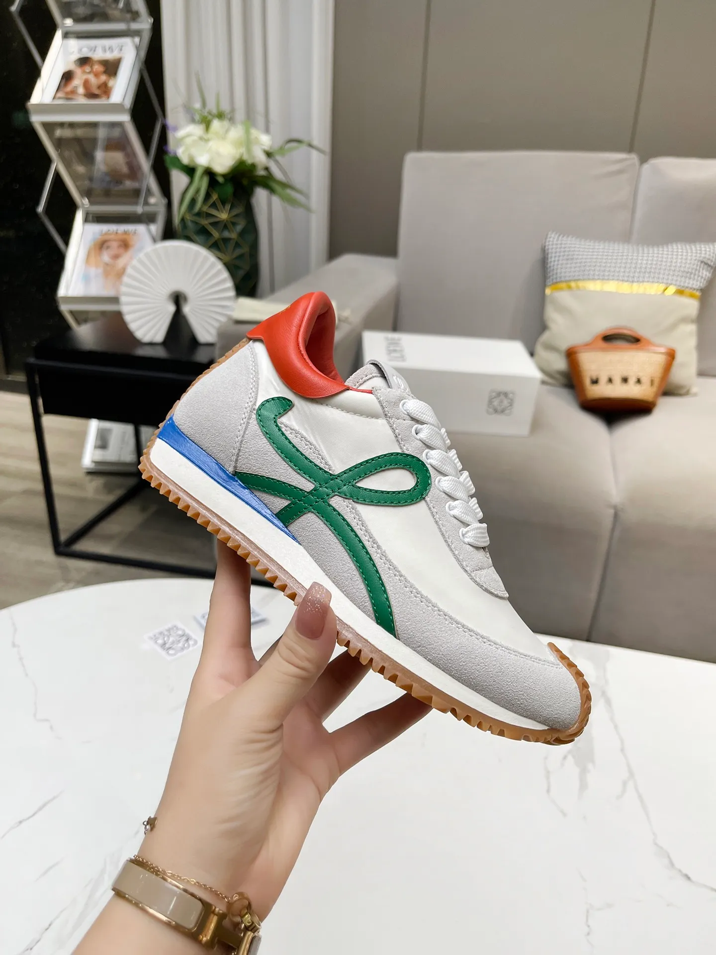 👟👟Ex-factory price 520👟👟 Men's code +10 Women's model: 35--39 (customized code 40 for women), Men's model: 40--44 (customized code 45 for men), 🔥🔥Hot LOEWE 2024 latest inner color block moral training shoes Forrest Gump shoes super good-looking super versatile color block stitching upper Very high-end hidden inner vagina 4cm! The heel has a novel design, is soft and comfortable, and has an exclusive brand logo on the side. It will be rated as the most comfortable sneaker of the year and is a must-have for your shoe cabinet!  The upper is made of special original cowhide + original cloth imported from Australia. The cowhide insole / original private model is exclusively customized with a 1:1 outsole!  Complete set in original packaging.